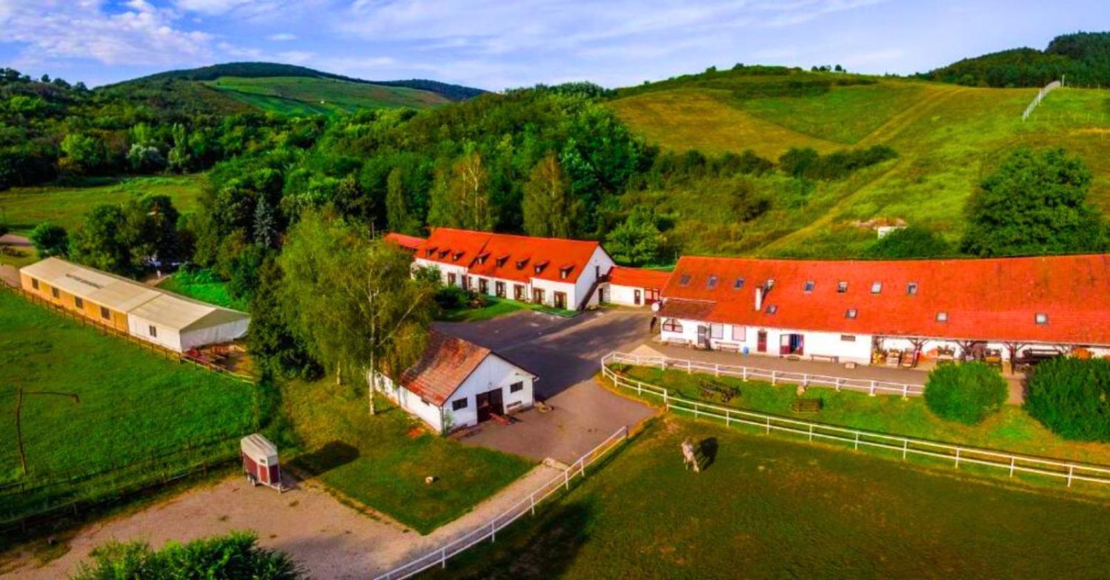 Matyus Udvarhaz Kengyel Fogado Erlau Exterior foto